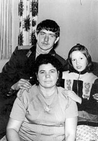 Владимир Ляпин с мамой и сетрой