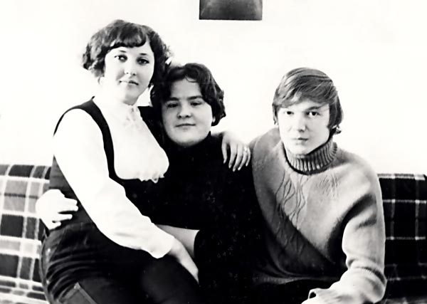 Дмитриева Ира, Малышева Таня, Фролов Володя. Новосибирск, 1974 год.