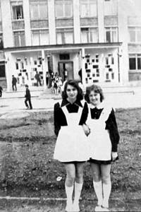 Жангиз-Тобе, Солнечный. 1976, "последний звонок". Галя Роскошная и Ирена Блошкис. 10 "Б".