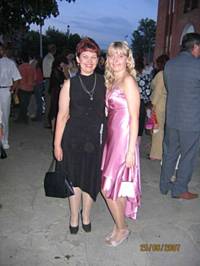 Света Костюченко со старшей дочкой на выпускном