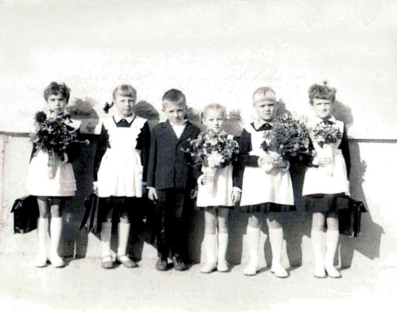 Каширина Люда, Доманские Гена и Оля, Зайкова Оля, Боголеева Люда, ... Люся. 1 сентября1970 года.