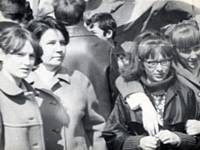 На параде с классной учительницей Дианой Ивановной. 1971 год. Марина Шардина, Таня Чекушина и я, Оля Карташева 