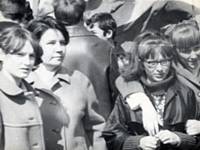 На параде с классной учительницей Дианой Ивановной. 1971 год. Марина Шардина, Таня Чекушина и я, Оля Карташева