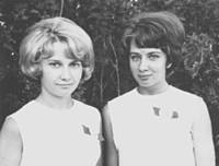 1970  г., выпускной вечер. Света Рыжонкова и Валя Курдова