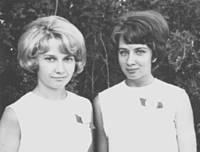 1970 г., выпускной вечер. Света Рыжонкова и Валя Курдова