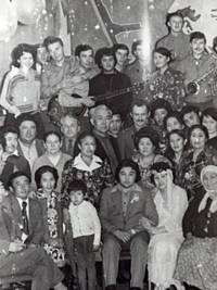 На казахской свадьбе. 1979 год. Верхний ряд, 4 слева - я.  
