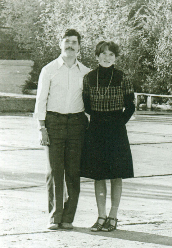Прапорщик Жевстовских с женой Леной. 1979 год.  