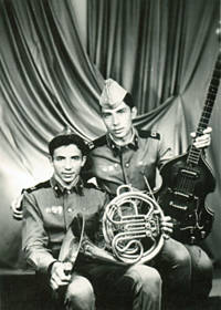 Федоров Иван (с волторной) и Моргунов Александр (с бас-гитарой) август 1979 год. Оркестр.  