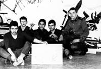 В фойэ ДКСА художники делают мозаику